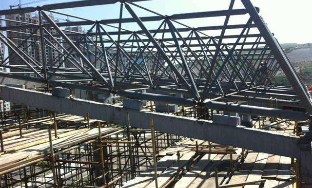 江山简述网架公司的黑色压型钢板的吊装步履